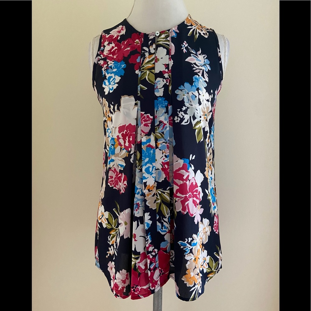 💙Pretty NavyBlue Top w/ Flower Print
